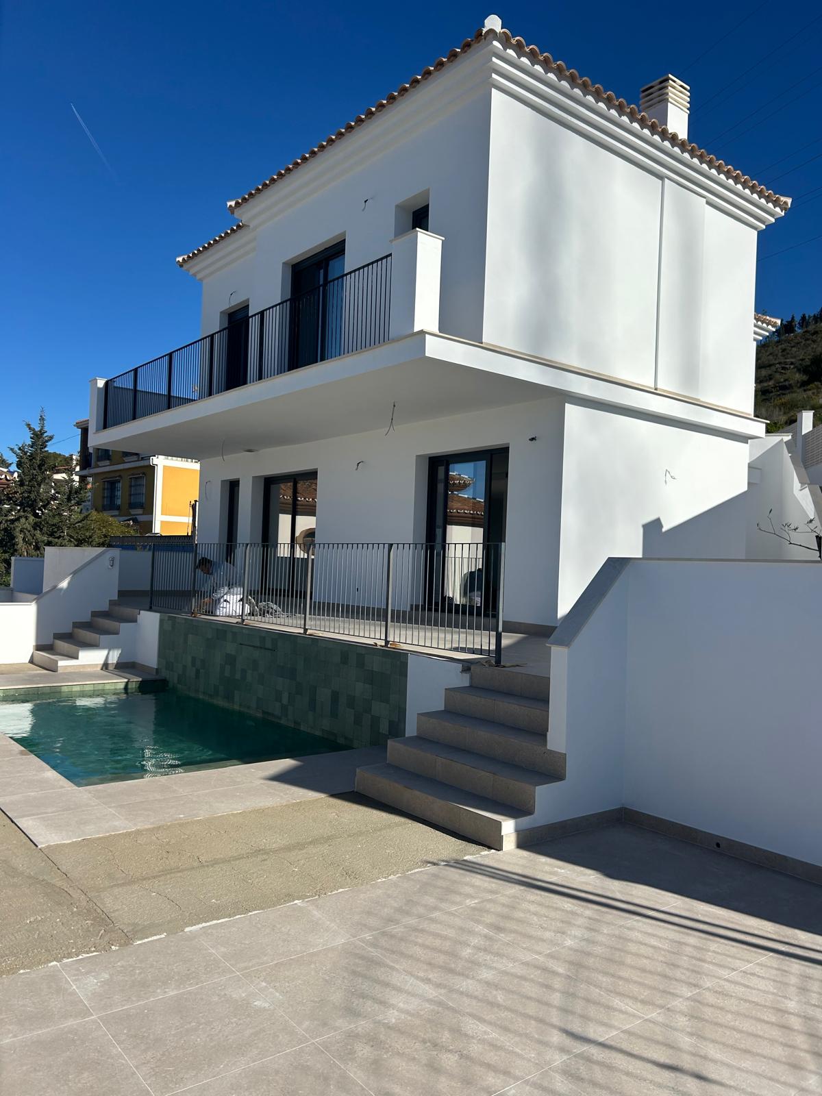 Vivienda moderna de dos plantas con piscina construida por empresa de construcción en Antequera